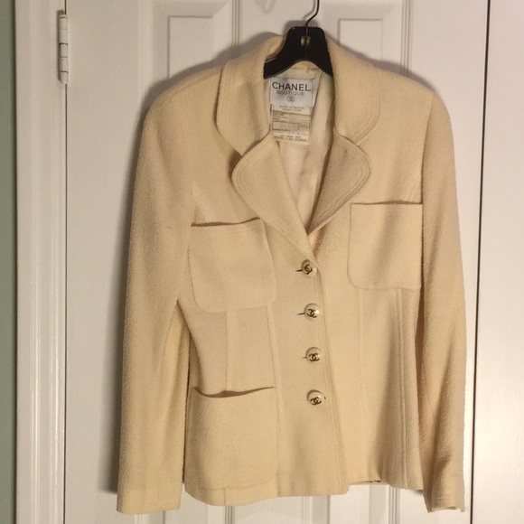 Classic CHANEL 2 piece suit - Picture 2 of 7